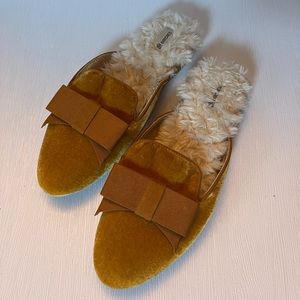 NWOT Birdies Phoebe Mustard Yellow Velvet Faux Fur Slides